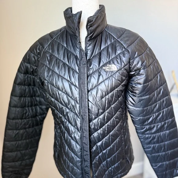 The North Face women’s black Puffer Jacket - Picture 2 of 4
